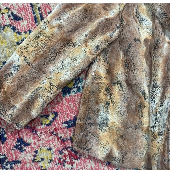 Alice + Olivia Annistyn Round Collar Faux Fur
Coat in Brown - Picture 10 of 10